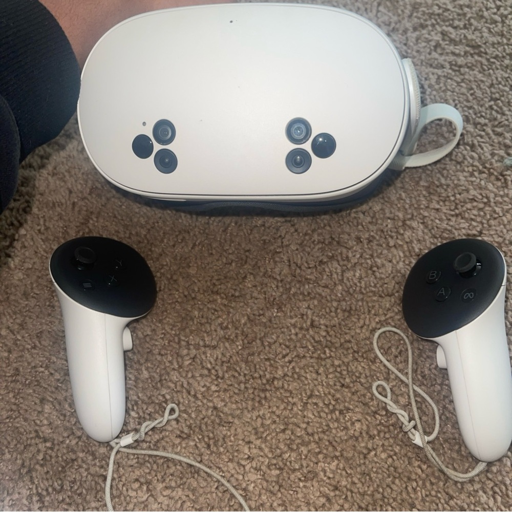 Advanced White VR Headset with Controllers